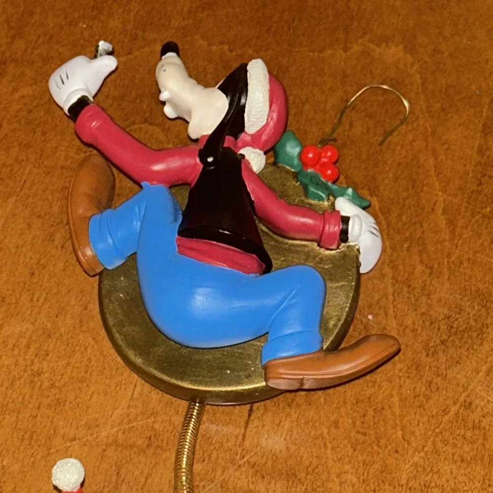 WALT DISNEY - GOOFY CLOCK SPRING ORNAMENT WITH DONALD DUCK AT THE BOTTOM‎